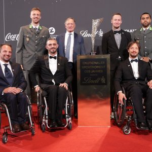 VIENNA,AUSTRIA,03.OCT.24 - SPORTHILFE - LOTTERIEN Sporthilfe-Gala, election of Austrian Sports Personality of the Year. Image shows Franz Klammer and the 3x3 basketball team. Keywords: trophy. Photo: GEPA pictures/ Walter Luger